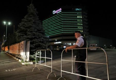B&ecirc;n ngo&agrave;i kh&aacute;ch sạn Topos Congress ở Rostov-on-Don (Nga) bị đe dọa đ&aacute;nh bom tối 26/6. (Ảnh: Reuters)