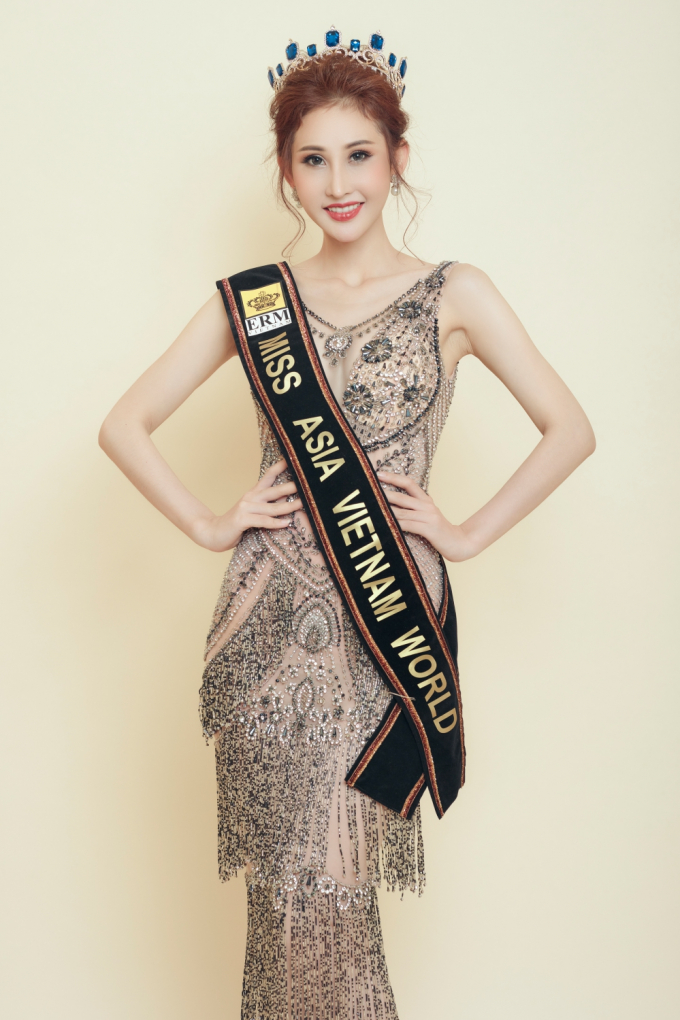 Chi Nguyễn gợi cảm trong trang phục dạ hội trước thềm Chung kết Miss Asia World