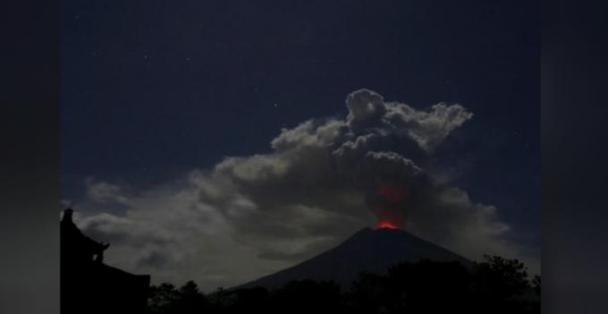 N&uacute;i lửa Agung phun tr&agrave;o trong đ&ecirc;m, ảnh được chụp từ l&agrave;ng Datah, Karangasem Regency ở Bali, Indonesia v&agrave;o ng&agrave;y 29/6/ 2018. (Ảnh: Reuters)