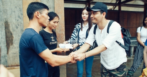 Jolie Nguyễn cùng Phan Anh chung tay hỗ trợ đồng bào vùng lũ