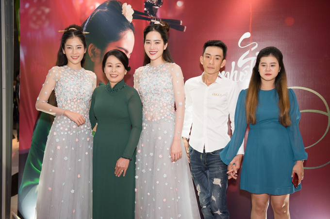 Xuất hiện tại sự kiện ra mắt MV mới c&oacute; sự tham gia của Miss Intercontinental Vietnam 2017 Tường Linh c&ugrave;ng gia đ&igrave;nh Nam Em, gồm mẹ, chị Nam Anh v&agrave; anh hai.