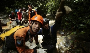 Thái Lan: Thả nhu yếu phẩm vào hang động, mong cứu sống đội bóng mất tích