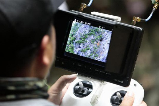 UAV cũng được sử dụng để t&igrave;m kiếm người mất t&iacute;ch. Ảnh: Bangkok Post