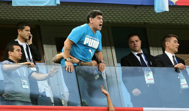 Maradona đ&atilde; g&acirc;y ra nhiều tranh c&atilde;i ở World Cup 2018.