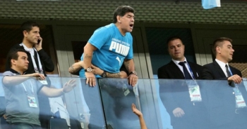 FIFA yêu cầu Maradona tôn trọng người hâm mộ