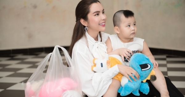 Hoa hậu Huỳnh Vy đi gắp thú bông tặng các trẻ em mồ côi