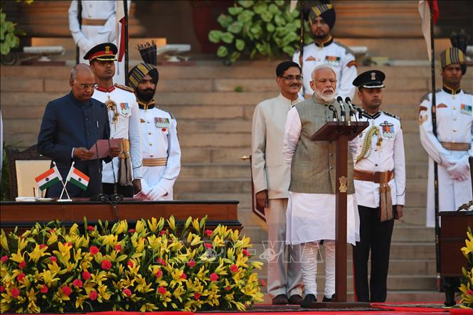 tối 30/5, Thủ tướng Narendra Modi và Hội đồng bộ trưởng mới của Ấn Độ đã tuyên thệ nhậm chức nhiệm kỳ hai trước sự chứng kiến của Tổng thống Ram Nath Kovind, sau khi liên minh Dân chủ Quốc gia (NDA) cầm quyền giành chiến thắng áp đảo của tại cuộc bầu cử Hạ viện vừa qua.