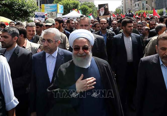 Tổng thống Iran Hassan Rouhani (giữa) tham gia cuộc tuần hành ủng hộ Palestine tại Tehran ngày 31/5/2019. Ảnh: AFP/TTXVN.