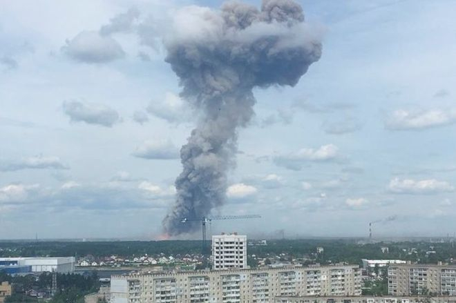 Một góc của tòa nhà nơi vụ nổ xảy ra đã bị phá hủy một phần, và một đám cháy đã bùng lên ở cơ sở phát triển và sản xuất chất nổ Kristall ở thị trấn miền trung nước Nga Dzerzhinsk.Nguồn: vietnamnet