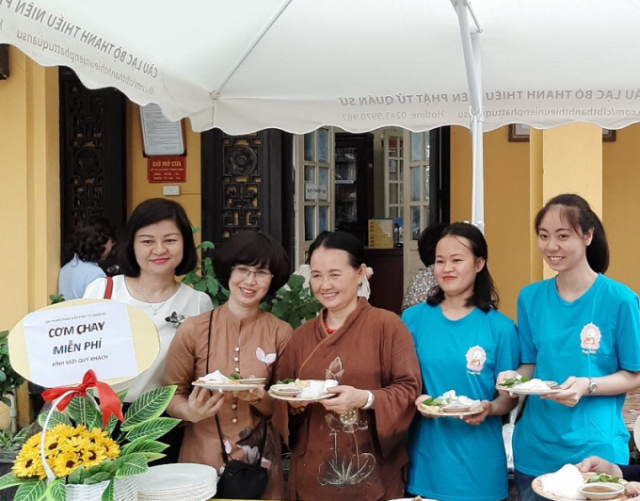CLB Thanh thiếu niên Phật tử Chùa Quán Sứ hưởng ứng ngày Môi trường thế giới