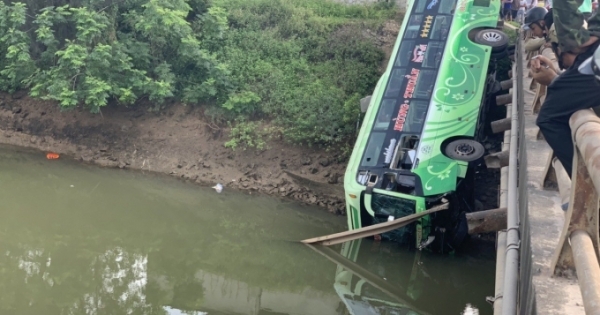 Xe khách rớt xuống sông, 1 người chết, 8 người bị thương