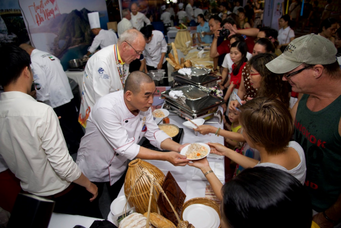 Tại lễ hội, người dân và du khách Đà Nẵng thích thú trải nghiệm hương vị năm châu từ bàn tay tài hoa của 13 đầu bếp quốc tế tại 13 gian hàng của mỗi quốc gia.