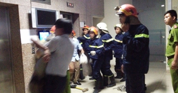 Thang máy ở TP HCM bị mắc kẹt, 21 người hoảng loạn cầu cứu