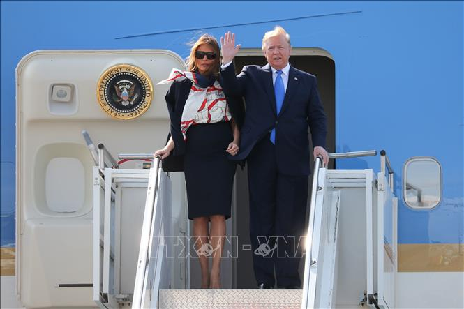 Tổng thống Mỹ Donald Trump (phải) và Đệ nhất phu nhân Melania Trump tới sân bay Stansted ở London, Anh ngày 3/6/2019. Ảnh: AFP/TTXVN