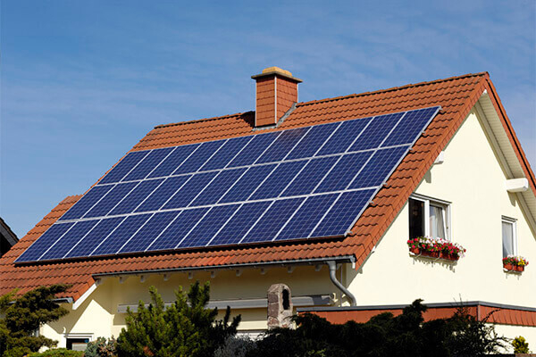 Hệ thống pin năng lượng mặt trời lắp trên mái nhà - Ảnh minh họa.