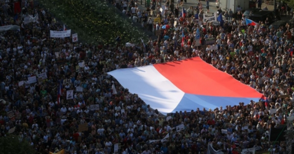 Hình ảnh quốc tế ấn tượng: Cuộc biểu tình lớn nhất trong nhiều thập kỉ ở Praha
