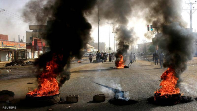 Thủ đô Khartoum xảy ra hỗn loạn trong ngày 3/6 khi quân đội giải tán đám đông - Ảnh Reuters.