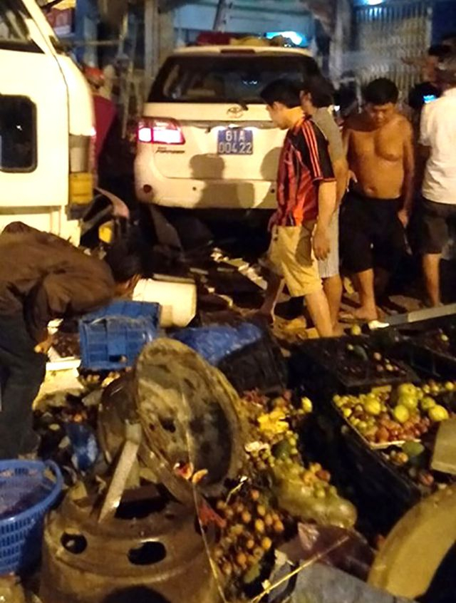 Hiện trường vụ xe biển xanh của CSGT gây tai nạn khiến người bán trái cây tử vong.