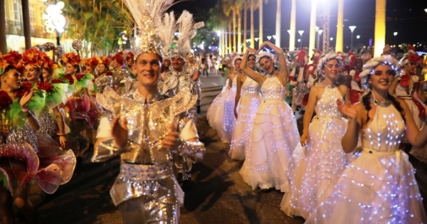 Khán giả hát sung, nhảy tưng bừng đêm Carnival Đà Nẵng