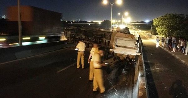 Lật xe tải trên cầu Phú Mỹ, giao thông cả khu vực bị tê liệt nhiều giờ