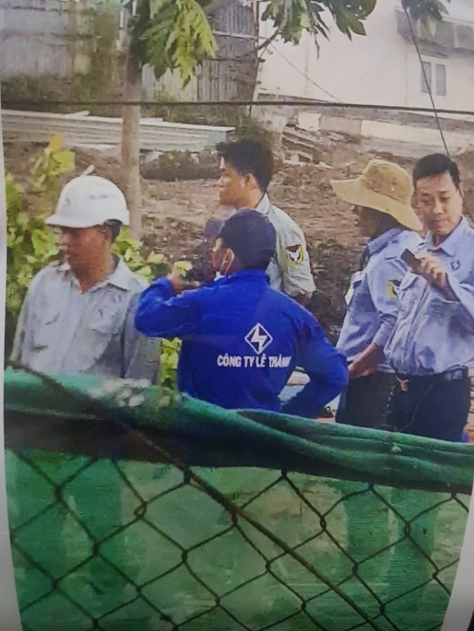 Nhóm công nhân mặc áo Công ty Lê Thành được cho là theo chỉ đạo của ông Nghĩa vào nhà phá khóa, mang đồ đạc ra ngoài rồi cho phương tiện vào san phẳng căn nhà ông Quang đang ở.