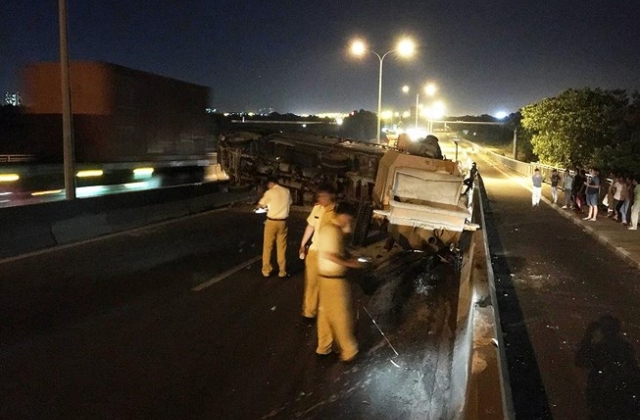 Lật xe tải trên cầu Phú Mỹ, giao thông cả khu vực bị tê liệt nhiều giờ