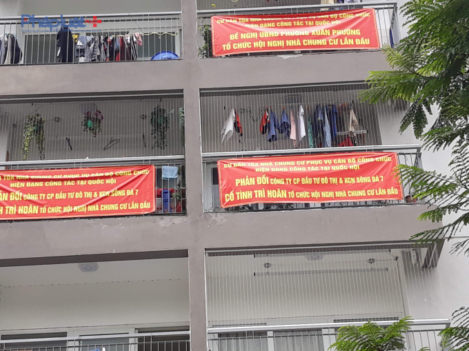 Cư dân tại Chung cư Xuân Phương Quốc Hội treo băng rôn phản đối vì cho rằng chủ đầu tư né tránh, chậm trễ trong việc tổ chức hội nghị nhà chung cư lần đầu.