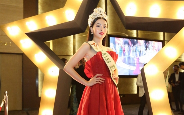 Phương Khánh quyến rũ đến nao lòng tại đêm chung kết Miss Earth Singapore 2019