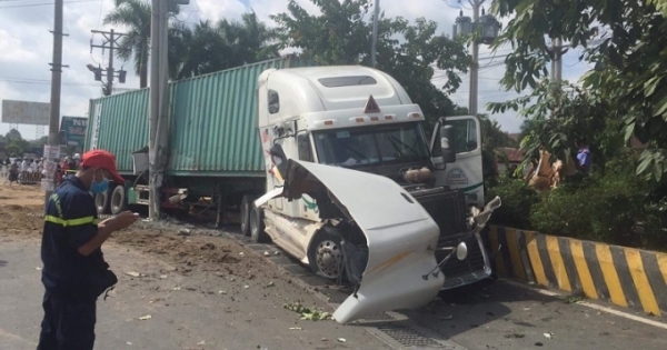 Kinh hoàng: Container tông ô tô 4 chỗ khiến 5 người tử vong ở Tây Ninh