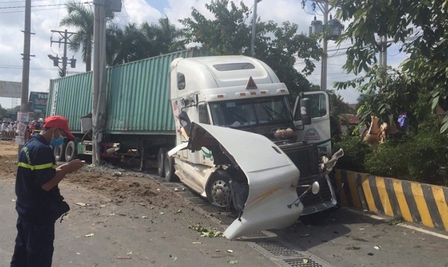 Kinh hoàng: Container tông ô tô 4 chỗ khiến 5 người tử vong ở Tây Ninh 