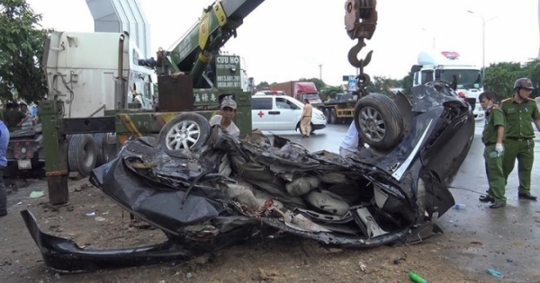 Ủy ban an toàn giao thông quốc gia chỉ đạo làm rõ vụ xe container đâm ô tô khiến 5 người thiệt mạng