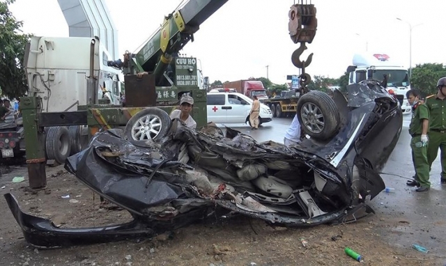 Ủy ban an toàn giao thông quốc gia chỉ đạo làm rõ vụ xe container đâm ô tô khiến 5 người thiệt mạng