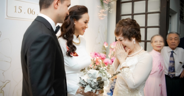 Mẹ ruột và mẹ chồng Phương Mai xúc động khi nhìn hai con hạnh phúc
