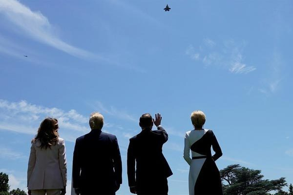 Vợ chồng Tổng thống Mỹ Trump (trái) cùng vợ chồng người đồng cấp Ba Lan chiêm ngưỡng màn phô diễn của F-35 phía bên ngoài Nhà Trắng ngày 12/6. Ảnh: Reuters.