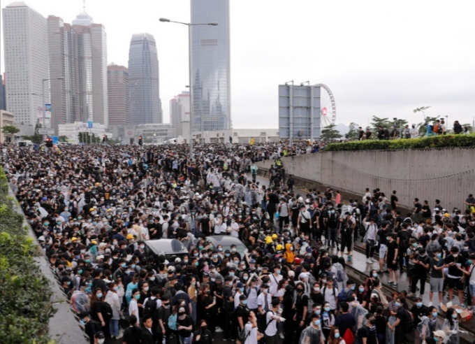 Cảnh hỗn loạn đã xảy ra tại Hong Kong sáng 12/6 khi hàng chục ngàn người biểu tình đổ ra các con phố huyết mạch để phản đối dự thảo luật dẫn độ các bị cáo hình sự tới Trung Quốc để xét xử.