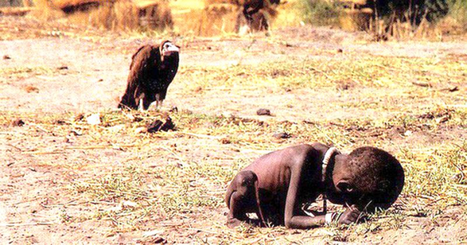 'Kền kền chờ đợi’ - bức ảnh đoạt giải thưởng gây ám ảnh về nạn đói ở Sudan