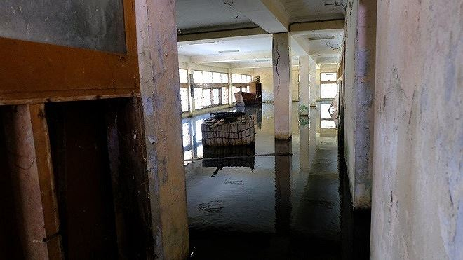 Nước đọng tại tầng trệt một ngôi nhà đã bị bỏ hoang.