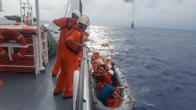 Bệnh nhân được đưa lên tàu SAR 412 trong tình trạng nguy kịch