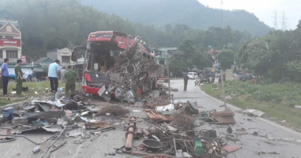 Nóng: Xe tải tông xe khách tại Hòa Bình, 34 người thương vong