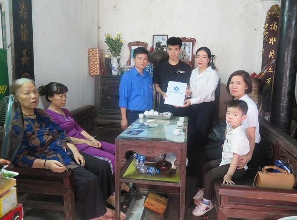 Một hoạt động trao tặng thẻ BHYT cho người có hoàn cảnh khó khăn của Trung tâm Truyền thông (BHXH Việt Nam)