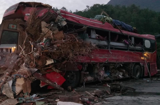 Hiện trường vụ tai nạn thảm khốc tại Hòa Bình làm 34 người thương vong