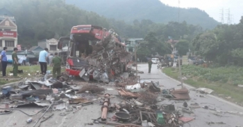 [Clip]: Khoảnh khắc kinh hoàng xe tải tông xe khách tại Hòa Bình làm nhiều người thương vong
