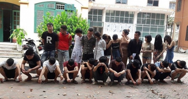 Hàng chục "dân chơi" tại Hưng Yên bị bắt giữ khi đang "tung cánh" trong phòng karaoke