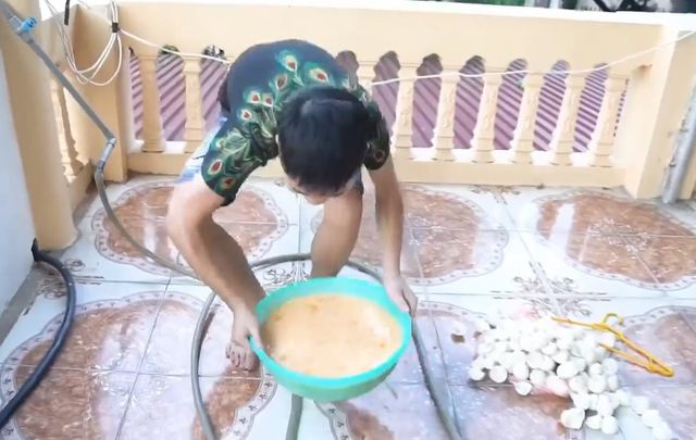Thanh niên với 200 quả trứng sống được đập vào thau để “chơi khăm” mẹ của mình