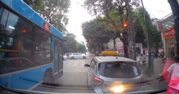 Clip: Taxi dừng đèn đỏ không nhường đường cho xe ưu tiên