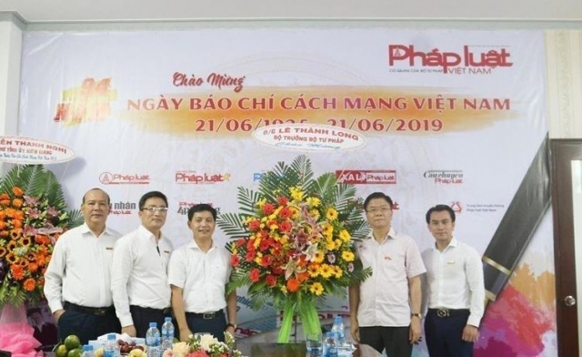 Bộ trưởng Lê Thành Long thăm, chúc mừng Văn phòng đại diện Báo PLVN tại Kiên Giang nhân ngày 21/6