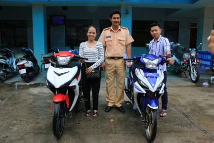 CSGT tỉnh An Giang trao trả 02 xe mô tô cho người dân bị mất trộm