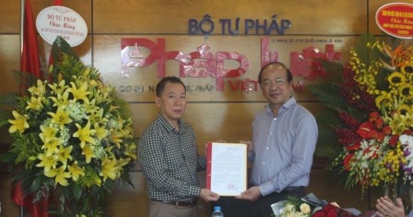 Thứ trưởng Phan Chí Hiếu chúc mừng Báo PLVN và trao quyết định tái bổ nhiệm cho Tổng Biên tập Đào Văn Hội