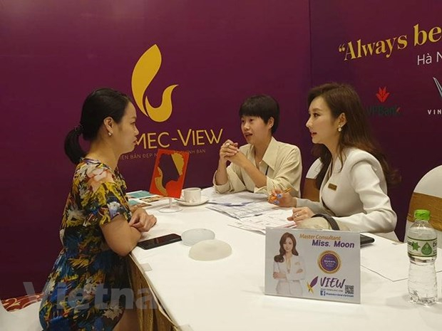 Các chuyên gia làm đẹp của Hàn Quốc tư vấn về làm đẹp tại Ngày hội. (Ảnh: PV/Vietnam+).