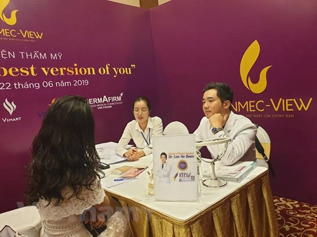 Bác sỹ Lee Hoo Bin tư vấn về làm đẹp cho người tham gia tại ngày hội. (Ảnh: PV/Vietnam+).